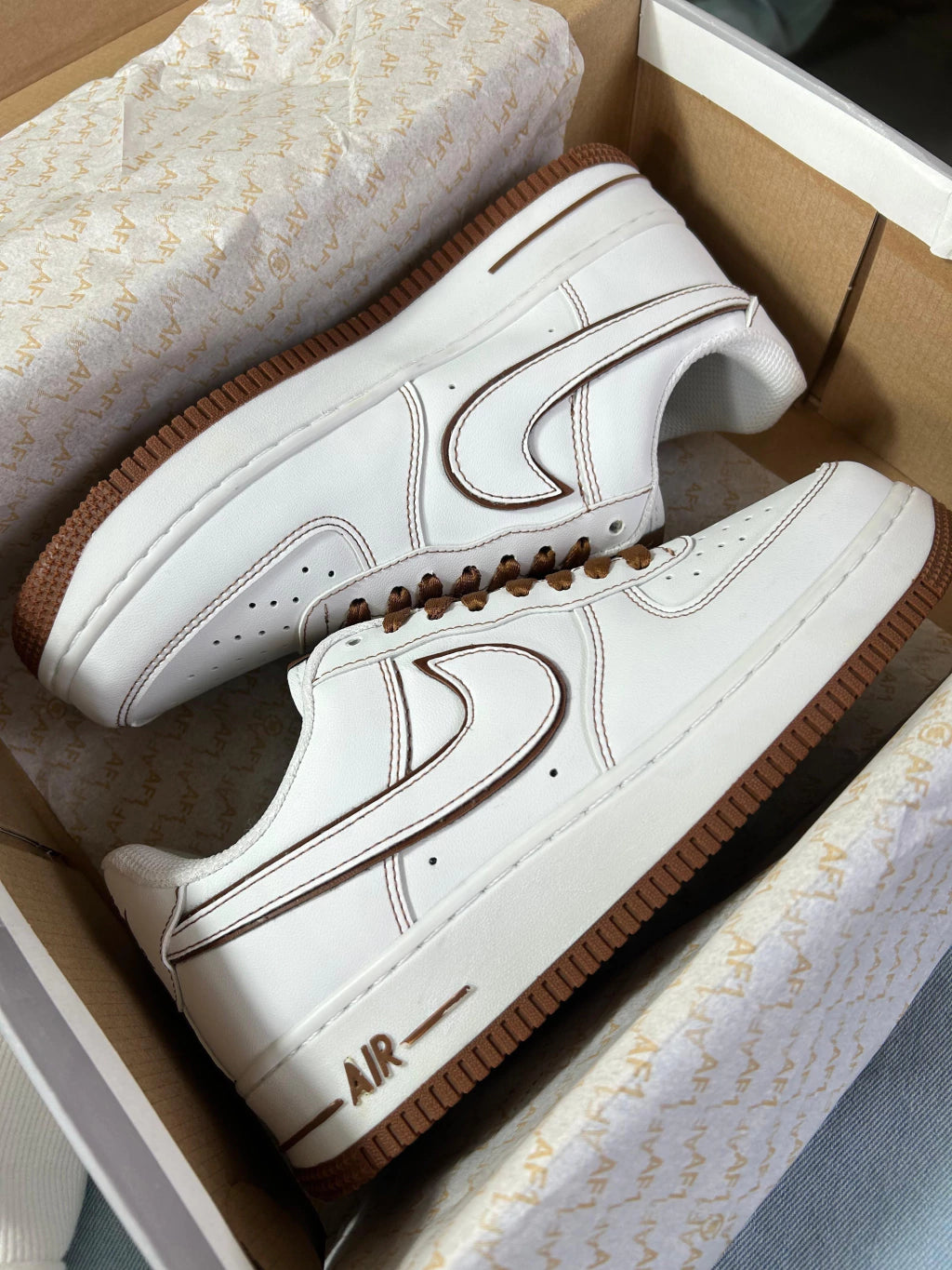 Nike Air Force 1 – Blanc & Caramel : Élégance Street & Contrastée