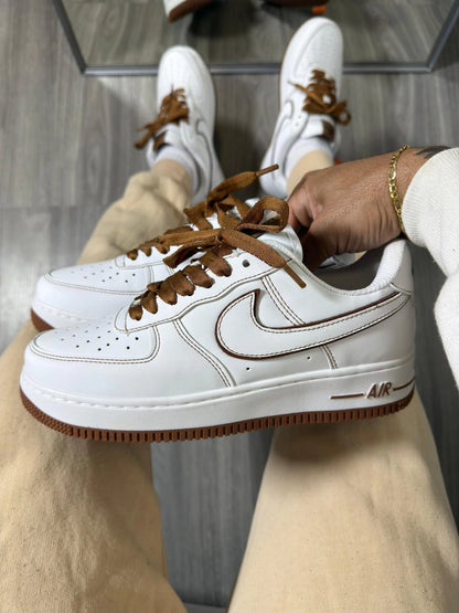 Nike Air Force 1 – Blanc & Caramel : Élégance Street & Contrastée