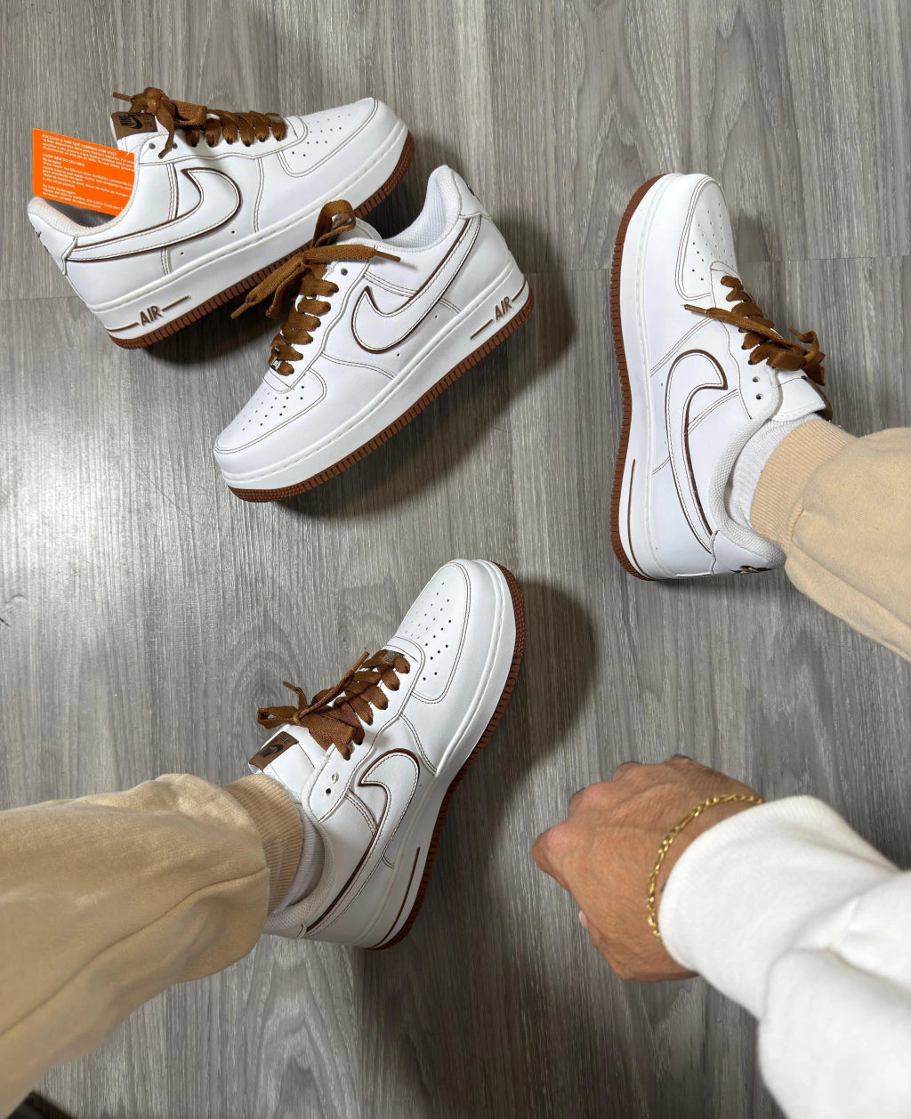 Nike Air Force 1 – Blanc & Caramel : Élégance Street & Contrastée