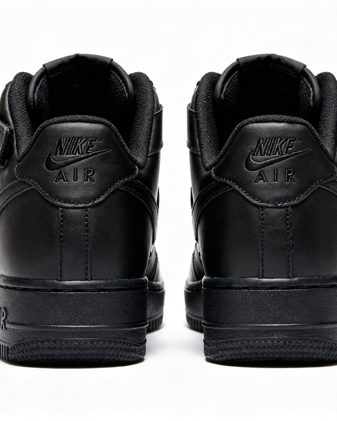 Nike Air Force 1 - ℂ𝕃𝔸𝕊𝕊𝕀ℂ 𝔹𝕃𝔸ℂ𝕂
