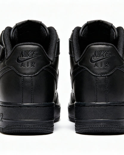Nike Air Force 1 - ℂ𝕃𝔸𝕊𝕊𝕀ℂ 𝔹𝕃𝔸ℂ𝕂