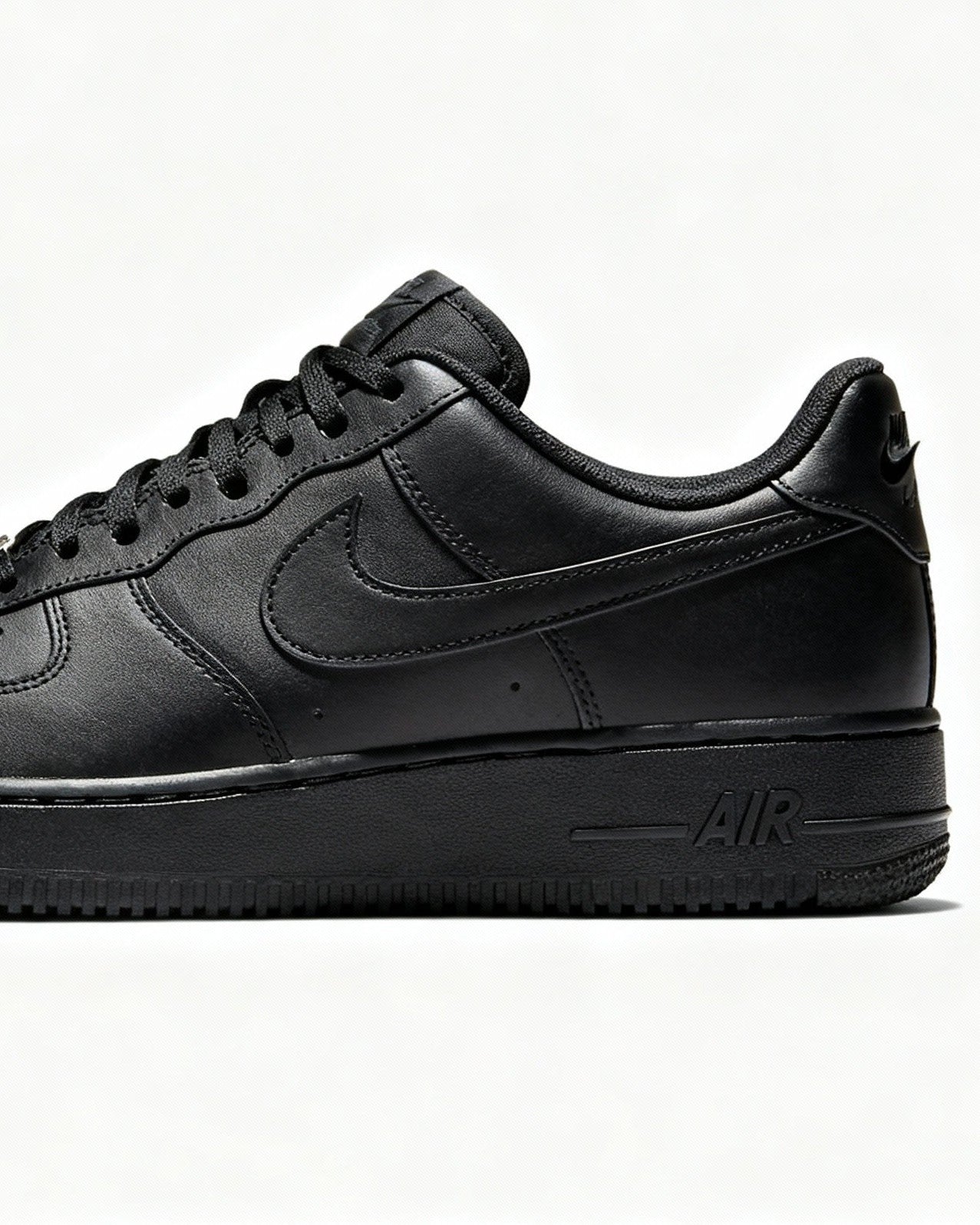 Nike Air Force 1 - ℂ𝕃𝔸𝕊𝕊𝕀ℂ 𝔹𝕃𝔸ℂ𝕂