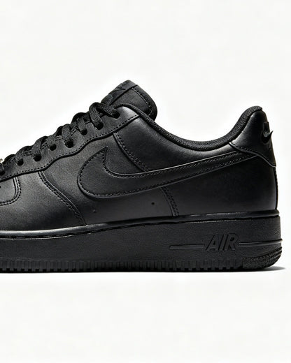 Nike Air Force 1 - ℂ𝕃𝔸𝕊𝕊𝕀ℂ 𝔹𝕃𝔸ℂ𝕂