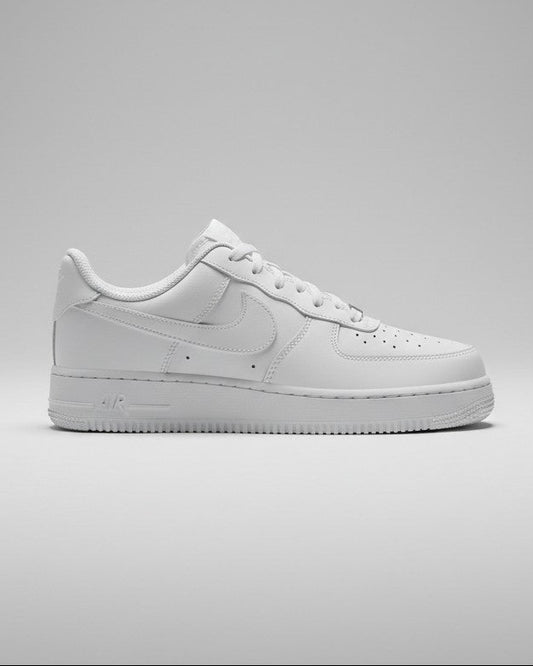 Nike Air Force 1 - ℂ𝕃𝔸𝕊𝕊𝕀ℂ 𝕎ℍ𝕀𝕋𝔼