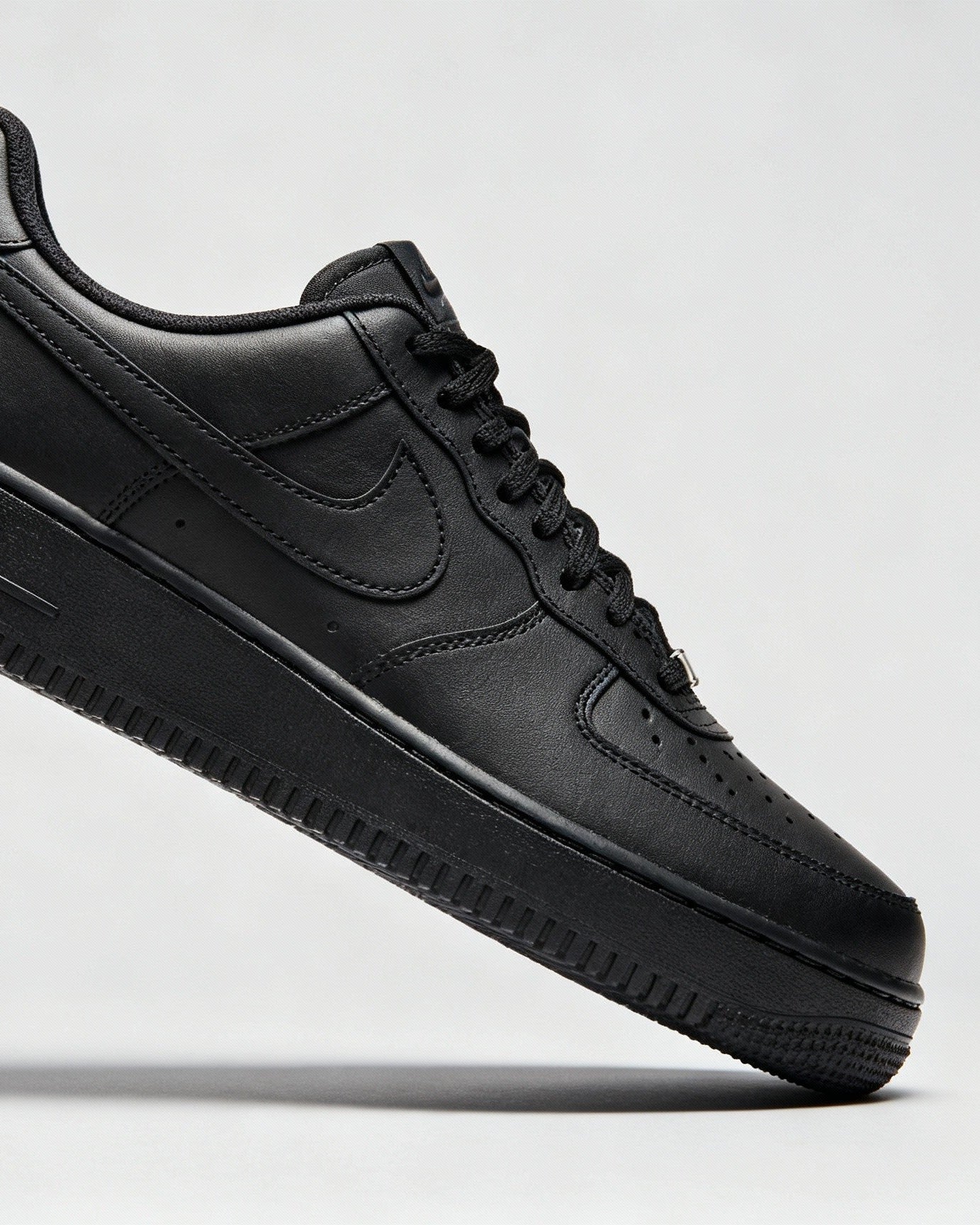 Nike Air Force 1 - ℂ𝕃𝔸𝕊𝕊𝕀ℂ 𝔹𝕃𝔸ℂ𝕂